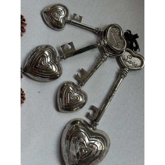Set of 2 Vintage Pewter 8 Measuring Spoons Sunflowers And Hearts Silver & Bronze - Picture 7 of 8